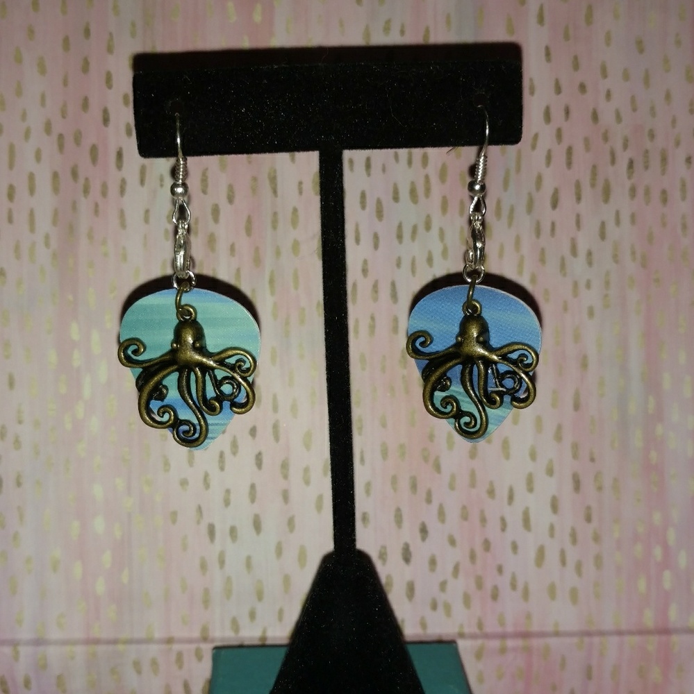 Earrings, guitar picks with octopus/krakken
